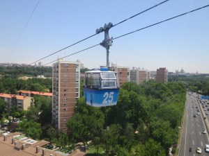 Hochhaus_mit_Seilbahnanschluss